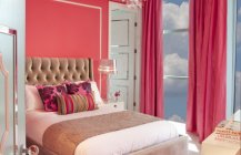 Современный дизайн спальни в розовом интерьере.